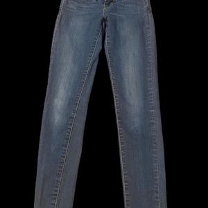 Levi  Women’s 710 Super Skinny Jeans.  Medium Wash. Size: W25-L28.  GUC